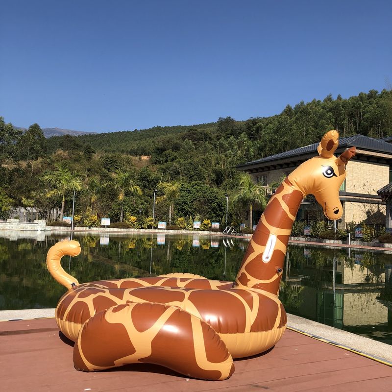 0.32mm 厚いの動物プール フローター 膨張式屋外 巨大ジラフ プール フローター